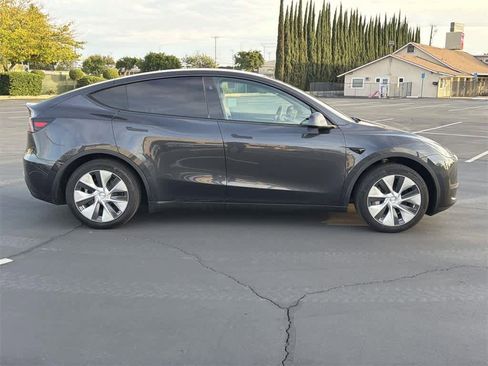 Used 2024 Tesla Model Y image 3