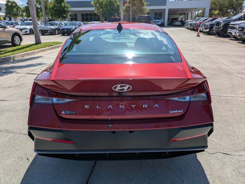 Used 2025 Hyundai Elantra Limited w/ Cargo Package FWD image 5