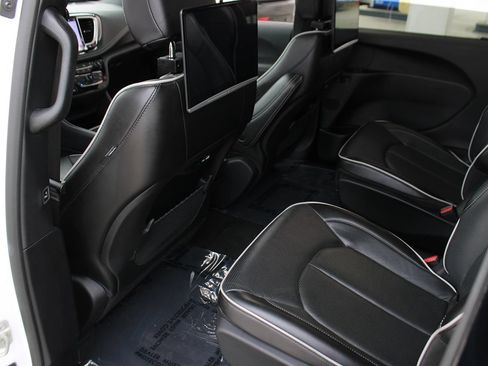 Used 2023 Chrysler Pacifica Limited w/ S Appearance Package FWD image 17