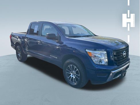 Used 2022 Nissan Titan SV AWD/4WD image 2