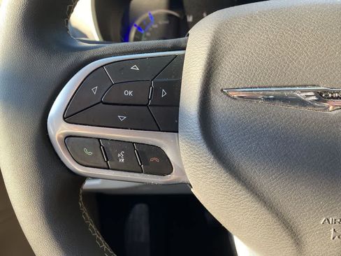 Used 2024 Chrysler Pacifica Limited FWD image 19