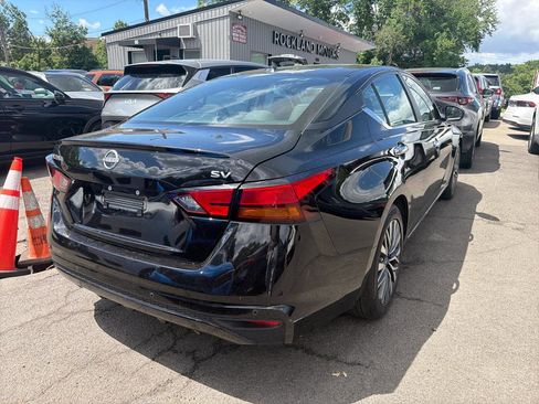 Used 2024 Nissan Altima 2.5 SV FWD image 7