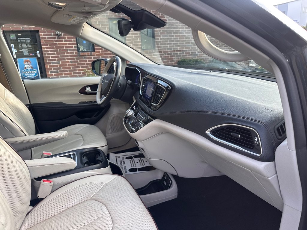 Used 2017 Chrysler Pacifica Limited w/ UConnect Theater Package FWD image 25