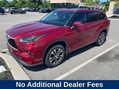 Used 2021 Toyota Highlander XLE AWD/4WD image 1