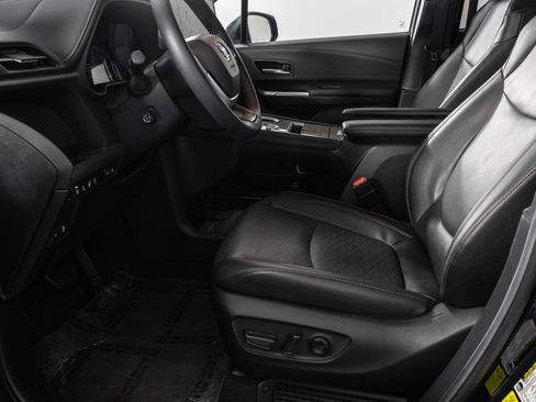 Used 2025 Toyota Sienna Platinum AWD/4WD image 7