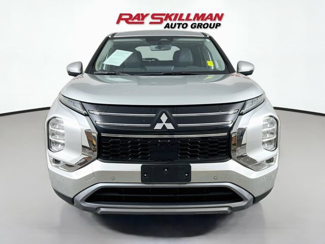 Used 2025 Mitsubishi Outlander SE FWD image 2