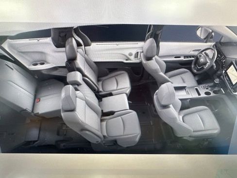 Used 2026 Toyota Sienna XLE image 10