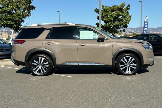 Used 2023 Nissan Pathfinder Platinum w/ Cargo Package AWD/4WD image 3