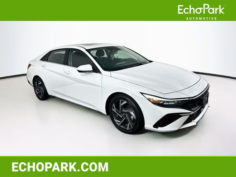 Used 2025 Hyundai Elantra SEL FWD image 1
