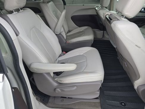 Used 2021 Chrysler Pacifica Touring-L w/ Uconnect Theater Family Group FWD image 23