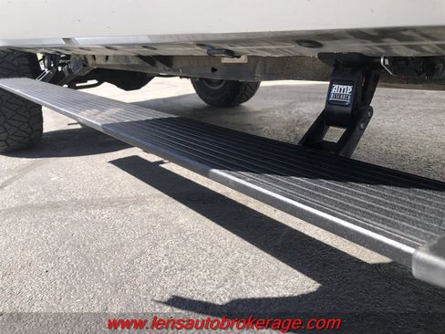 Used 2019 Chevrolet Suburban LT image 27