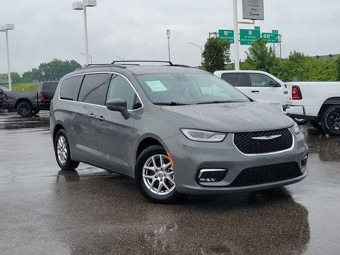 Used 2022 Chrysler Pacifica Touring-L FWD image 32