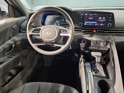 Used 2024 Hyundai Elantra SE image 9