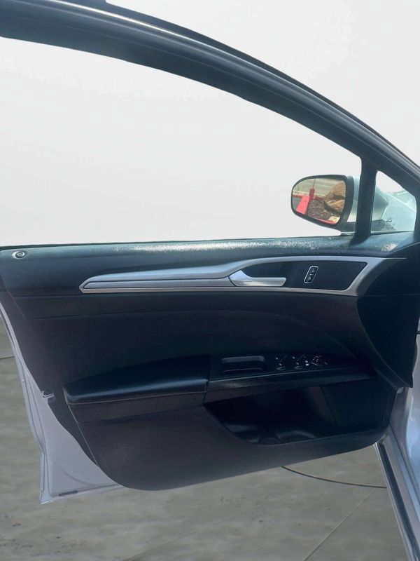 Used 2019 Ford Fusion SE FWD image 18