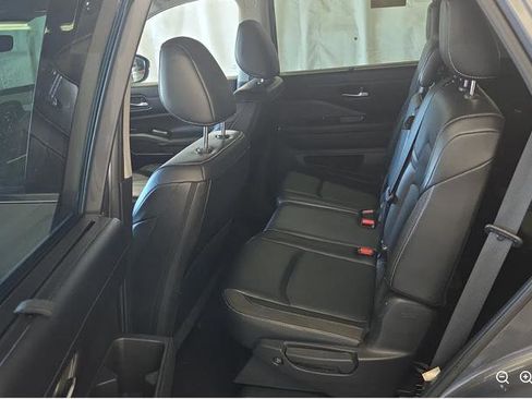 Used 2023 Nissan Pathfinder SL image 11