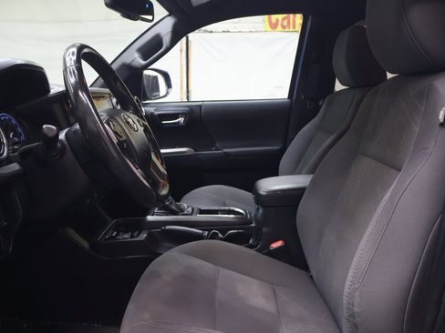 Used 2017 Toyota Tacoma TRD Sport image 16