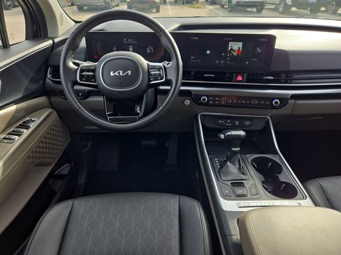 Used 2025 Kia Carnival FWD image 29