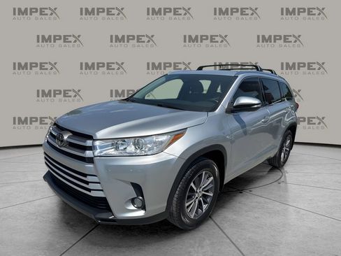 Used 2018 Toyota Highlander XLE image 1