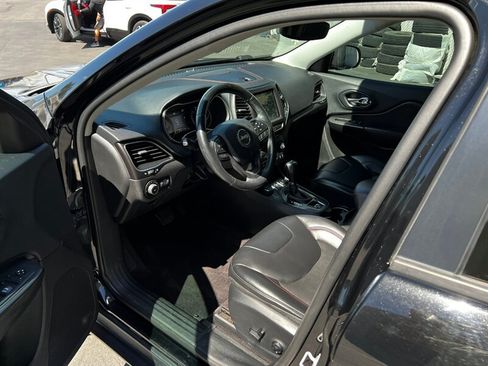Used 2019 Jeep Cherokee Trailhawk w/ Cold Weather Group AWD/4WD image 14