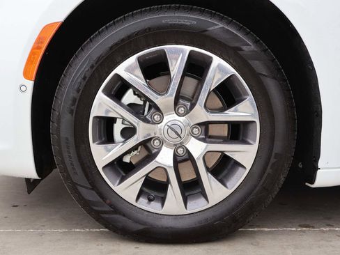 Used 2025 Chrysler Pacifica Pinnacle FWD image 6