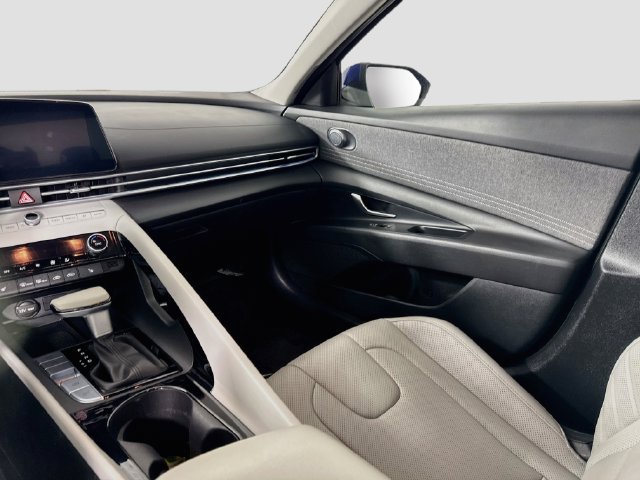 Used 2025 Hyundai Elantra Limited FWD image 25