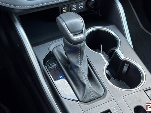 Used 2024 Toyota Highlander LE image 28