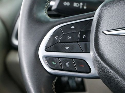 Used 2024 Chrysler Pacifica Touring-L FWD image 13