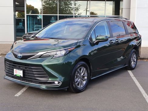 Used 2024 Toyota Sienna XLE image 12