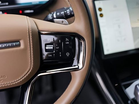 Used 2025 Land Rover Range Rover Sport Dynamic SE image 12