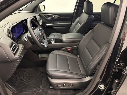 Used 2025 Chevrolet Traverse LT AWD/4WD image 16