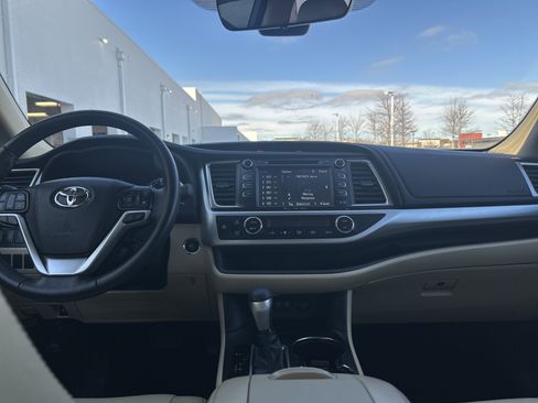Used 2017 Toyota Highlander XLE image 29