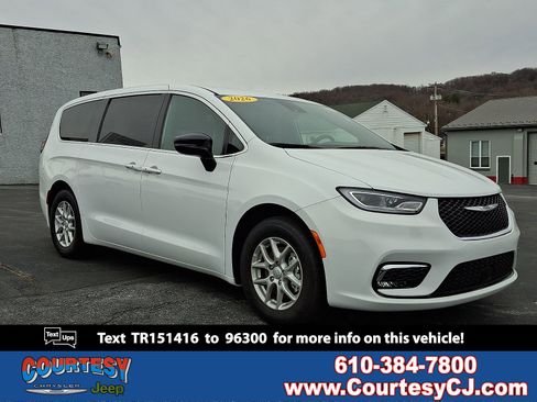 New 2026 Chrysler Pacifica Select image 1