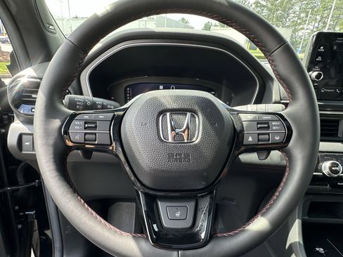 Used 2025 Honda Pilot Black Edition image 6