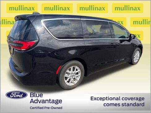 Used 2024 Chrysler Pacifica Touring-L FWD image 3