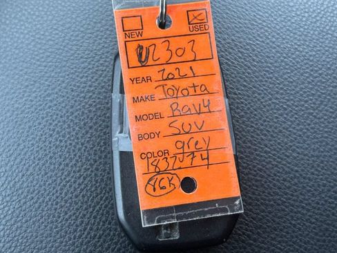 Used 2021 Toyota RAV4 XLE AWD/4WD image 37