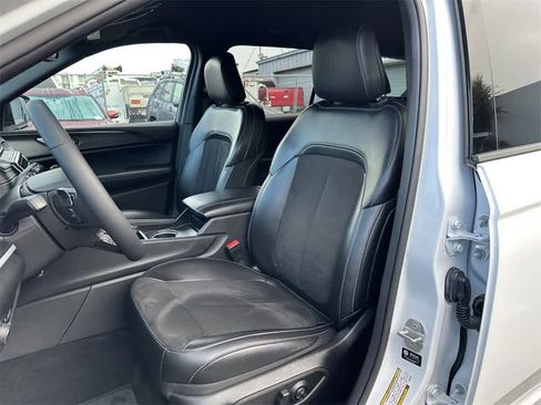 Used 2024 Jeep Grand Cherokee L Laredo image 11