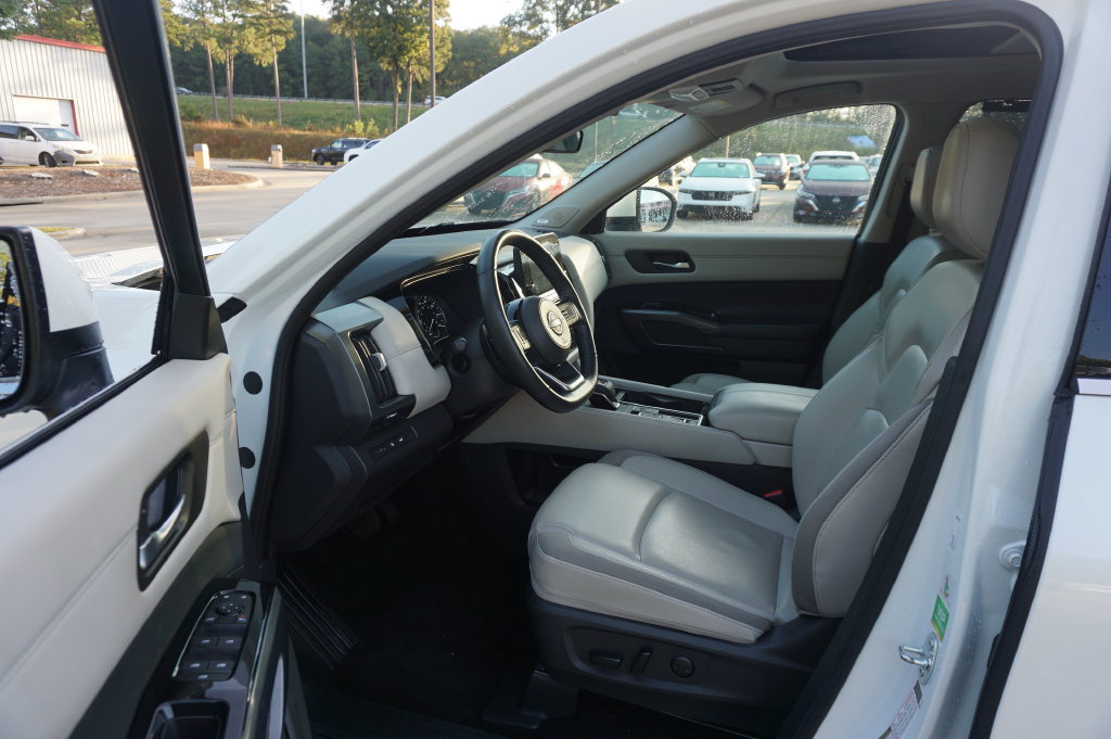 Used 2024 Nissan Pathfinder SL w/ SL Premium Package FWD image 2