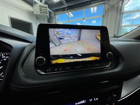 Used 2024 Nissan Rogue SV FWD image 19