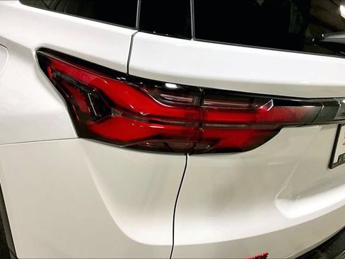 Certified 2023 Chevrolet Traverse Premier w/ Redline Edition AWD/4WD image 8