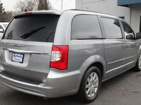 Used 2015 Chrysler Town & Country Touring image 7