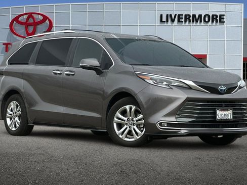 Used 2023 Toyota Sienna Platinum image 2