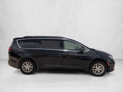Used 2022 Chrysler Pacifica Touring-L FWD image 4