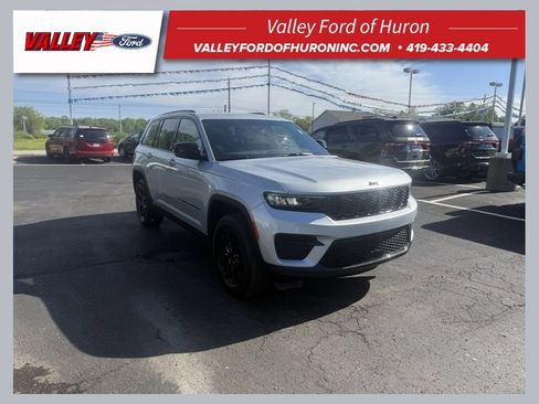 Used 2024 Jeep Grand Cherokee Altitude AWD/4WD image 1
