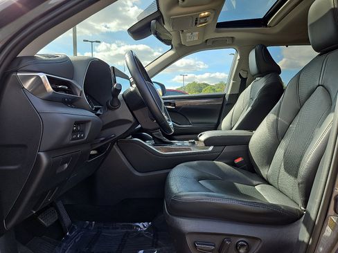 Used 2021 Toyota Highlander Limited image 12