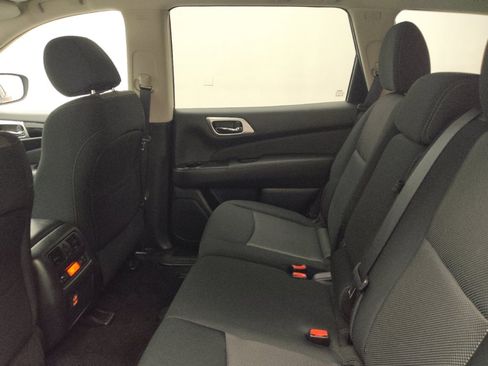 Used 2018 Nissan Pathfinder S image 18