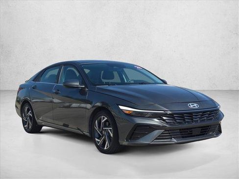 Used 2025 Hyundai Elantra Limited FWD image 3