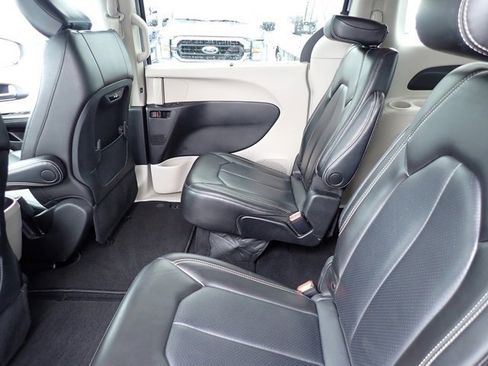 Used 2023 Chrysler Pacifica Touring-L image 17