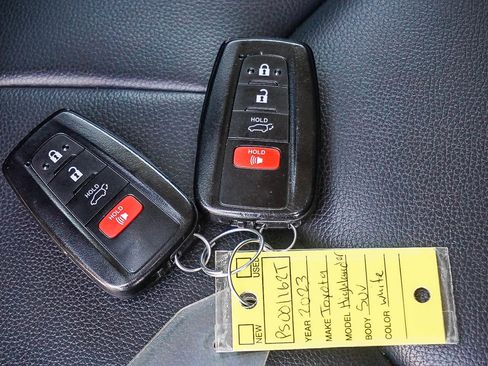 Used 2023 Toyota Highlander XLE FWD image 37