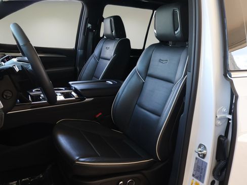 Used 2025 Cadillac Escalade Premium Luxury AWD/4WD image 11