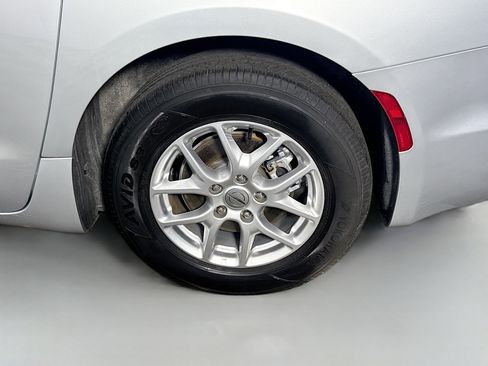Used 2024 Chrysler Pacifica Touring-L FWD image 35